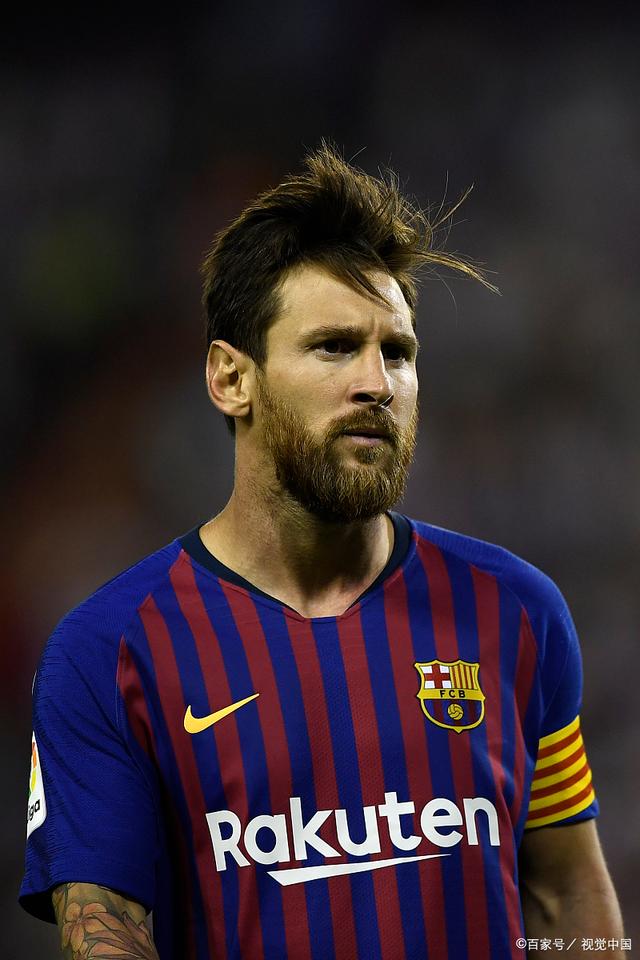 特伦斯·克劳福德因拒缴WBC制裁费被剥夺拳王头衔，引发争议，拳迷对其立场分化，争议持续。