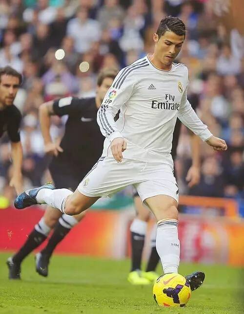 中超转会市场：广州队签下新前锋,（中超转会动态：广州队引进新前锋）